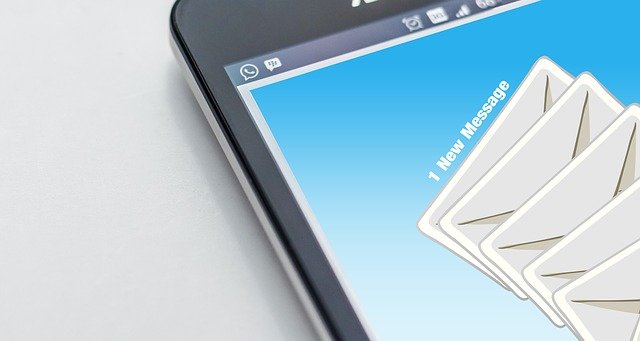 A mensagem de texto não foi a primeira nova tecnologia em que se pensou que iria prejudicar as habilidades sociais